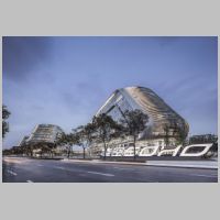 Sky SOHO, Linkong Economic Zone, Hongqiao, Shanghai, photo AsAuSo, Wikipedia.jpg